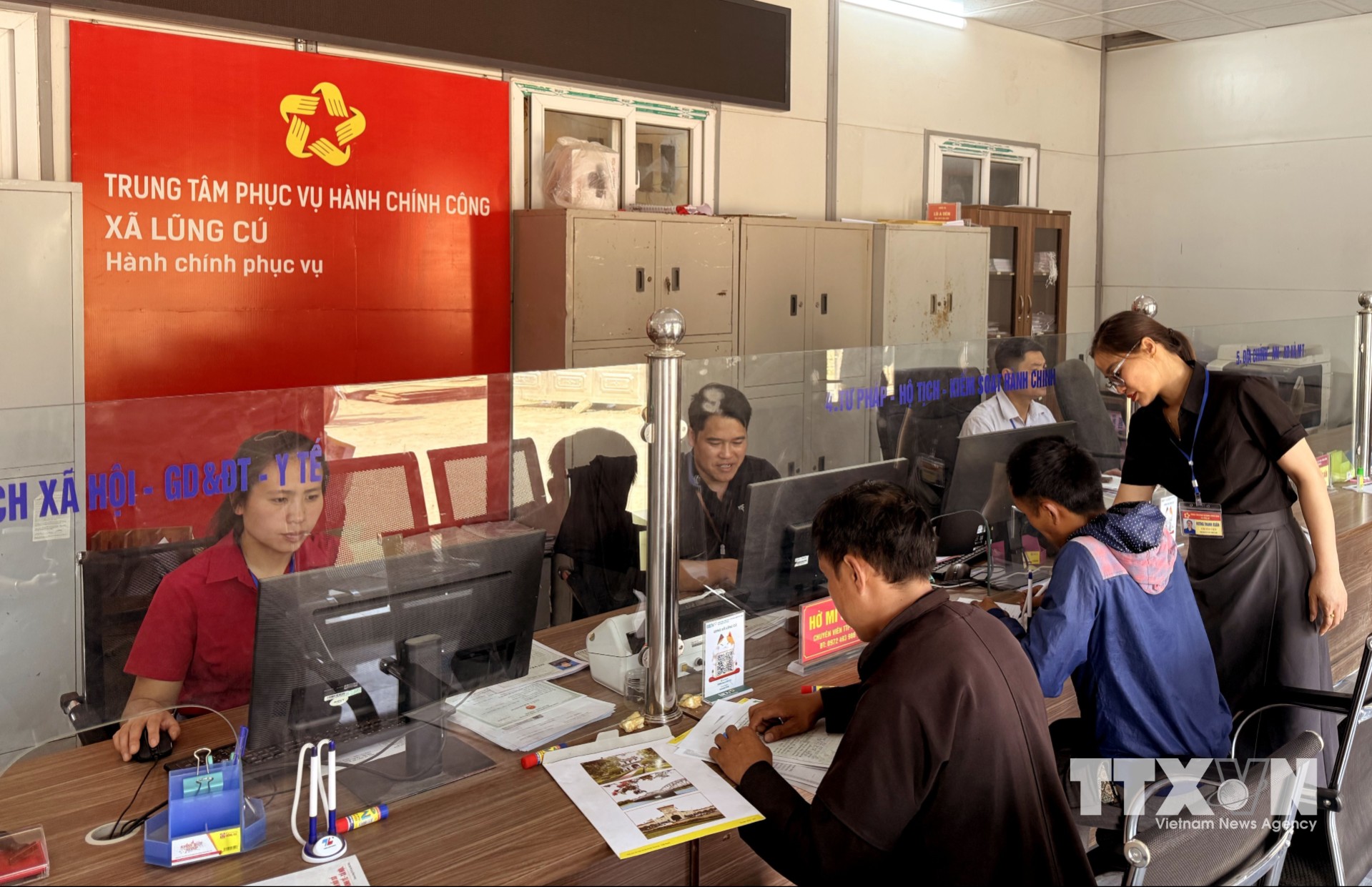 Giải quyết thủ tục hành chính trực tuyến cho người dân xã biên giới Lũng Cú, Tuyên Quang. (Ảnh: Đức Thọ/TTXVN)